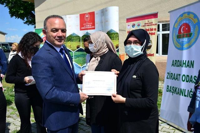 Vali Hüseyin Öner, arıcılık kursunu tamamlayan kadınlara belge dağıttı