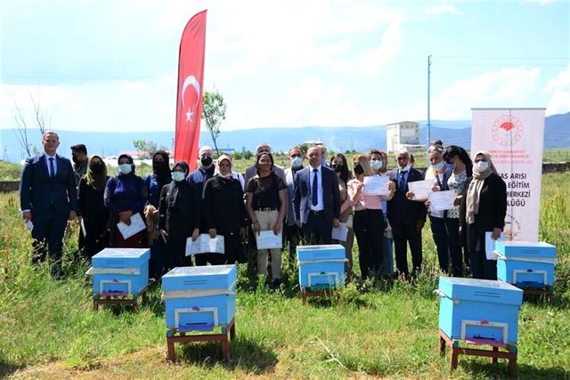 Vali Hüseyin Öner, arıcılık kursunu tamamlayan kadınlara belge dağıttı