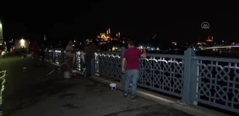 Yasaksız ilk gecede balık tutkunları Galata Köprüsü'nde buluştu