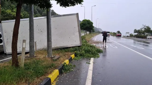 Ambalaj yüklü kamyonet devrildi