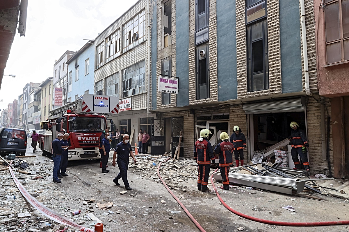 Ankara Siteler'de bir binada meydana gelen patlamada 2 kişi yaralandı