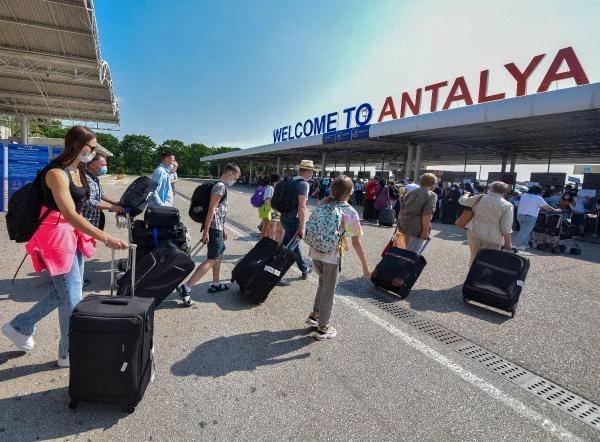 Antalya'ya 5 ayda gelen turist 1 ayda geldi! İlk sırada Ukraynalılar var