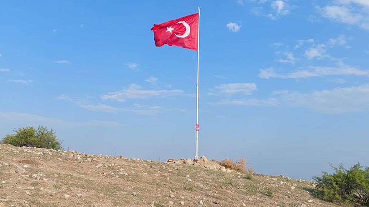 Bir annenin dileği gerçek oldu! 25 yıl önce şehit olan oğlu için köyün en yüksek noktasına Türk bayrağı dikildi