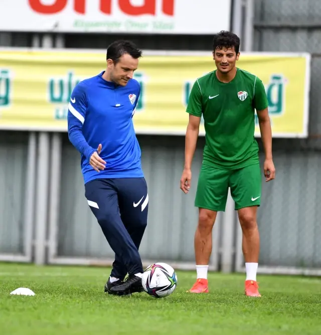 Bursaspor Teknik Direktörü Mustafa Er ve yardımcısı Batalla'dan özel ders