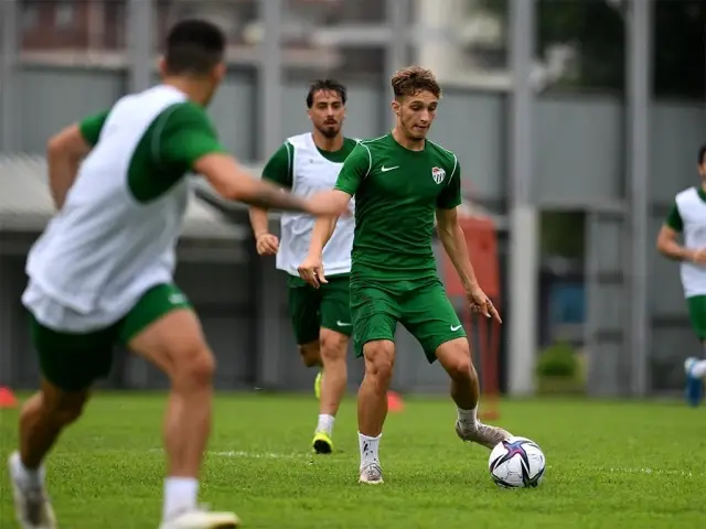 Bursaspor Teknik Direktörü Mustafa Er ve yardımcısı Batalla'dan özel ders
