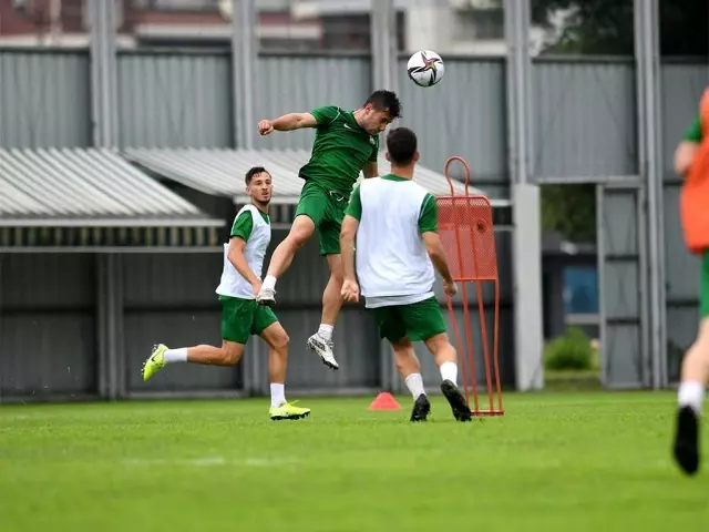 Bursaspor Teknik Direktörü Mustafa Er ve yardımcısı Batalla'dan özel ders