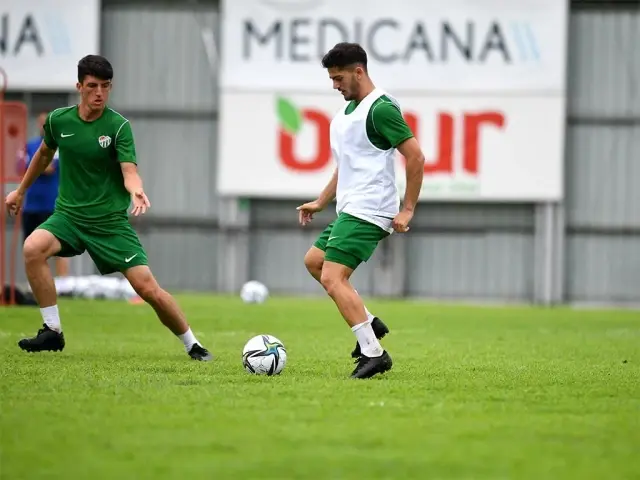 Bursaspor Teknik Direktörü Mustafa Er ve yardımcısı Batalla'dan özel ders