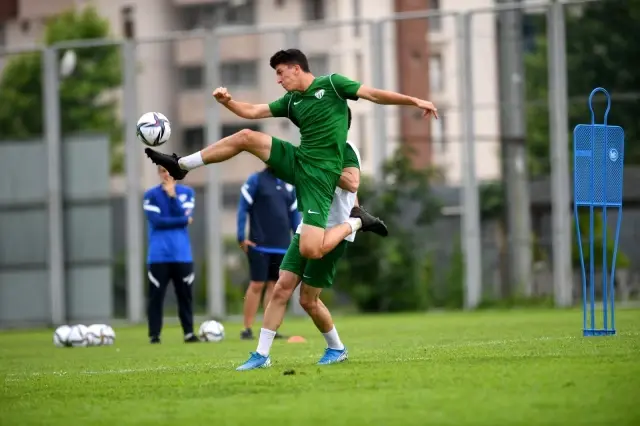 Bursaspor Teknik Direktörü Mustafa Er ve yardımcısı Batalla'dan özel ders