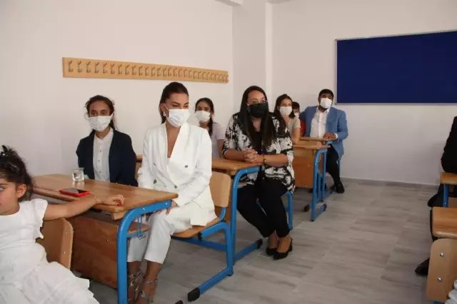 Ebru Yaşar Ortaokulu coşkuyla açıldı