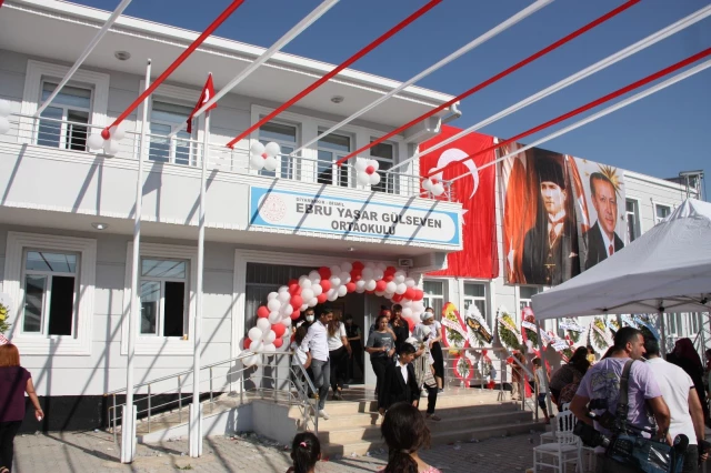 Ebru Yaşar Ortaokulu coşkuyla açıldı