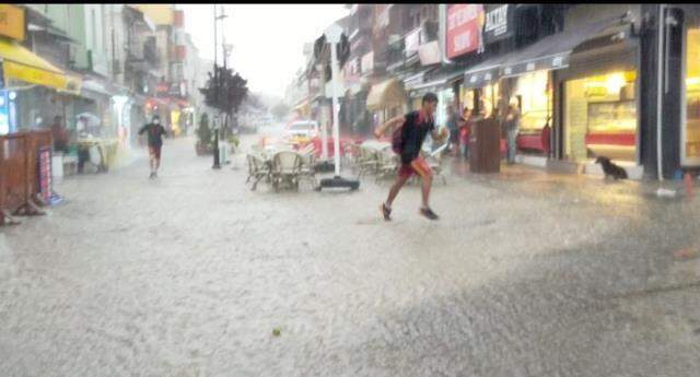 Edirne'de sağanak yağış sokakları göle çevirdi, iş yerlerini su bastı