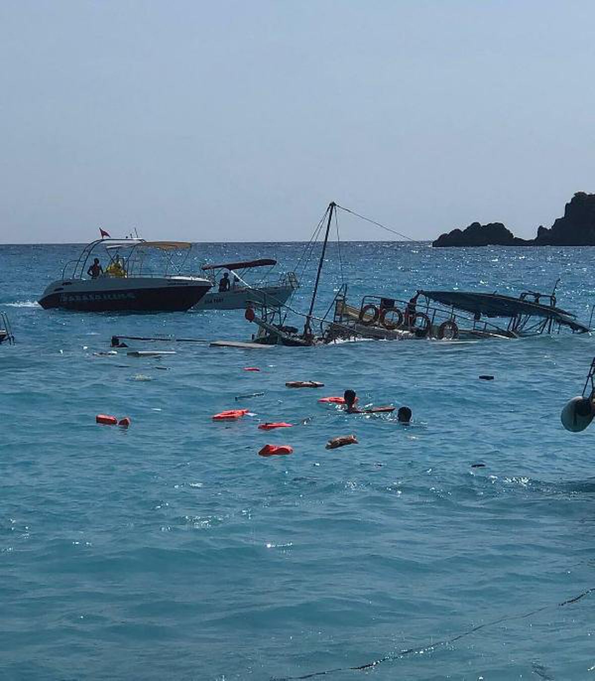 Fethiye'de güneşlenenler çığlık seslerine koştu! Batan teknede can pazarı