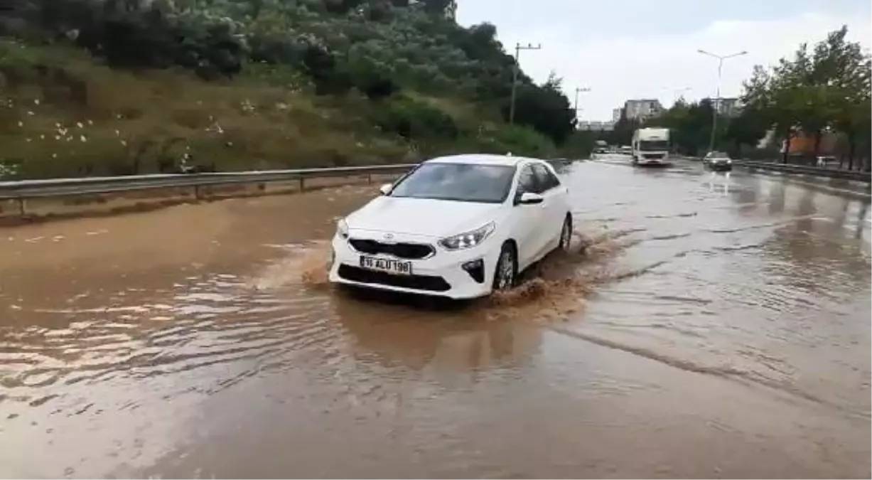 Gemlik'te sağanak; Bursa- Yalova yolunda sürücülerin zor anları