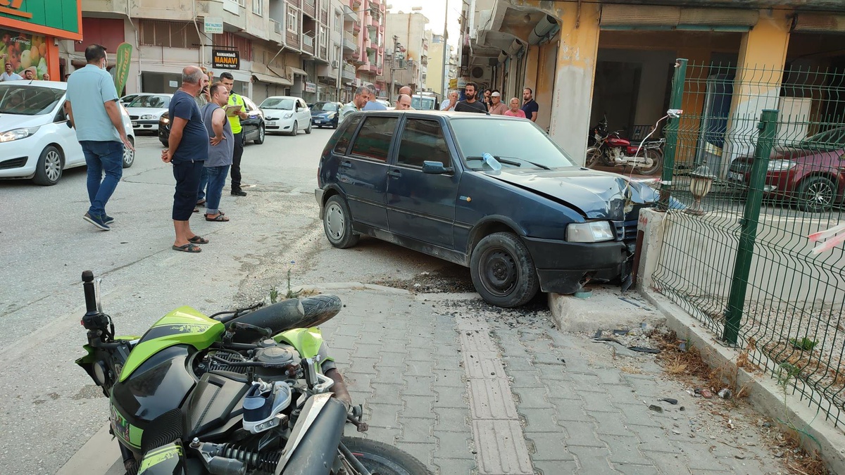 Hatay'da otomobil ile motosiklet çarpıştı: 2 yaralı