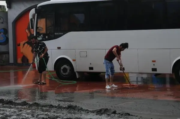Kartepe'de metrekareye 40 kilogram yağış düştü; dereler taştı, ev ve iş yerlerini su bastı