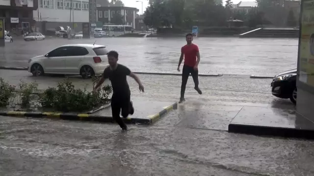 Kırıkkale'de sağanak yağış hayatı olumsuz etkiledi