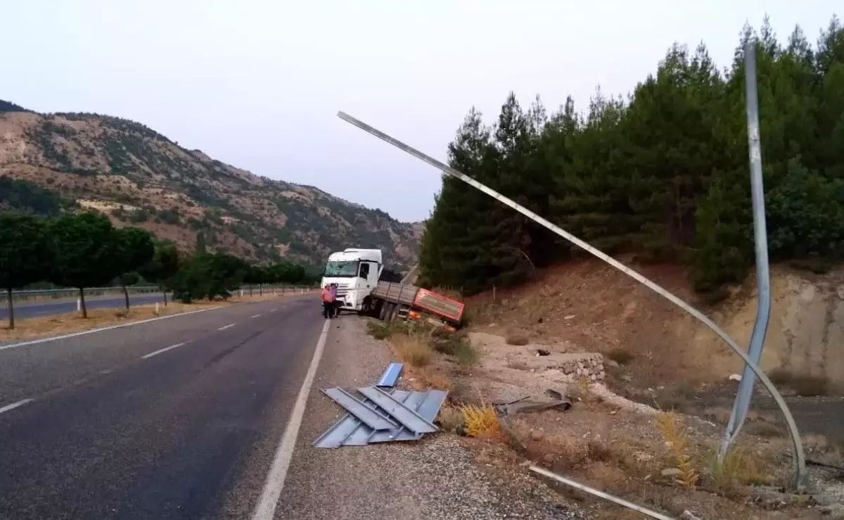 Kontrolden çıkan tır şarampole girdi