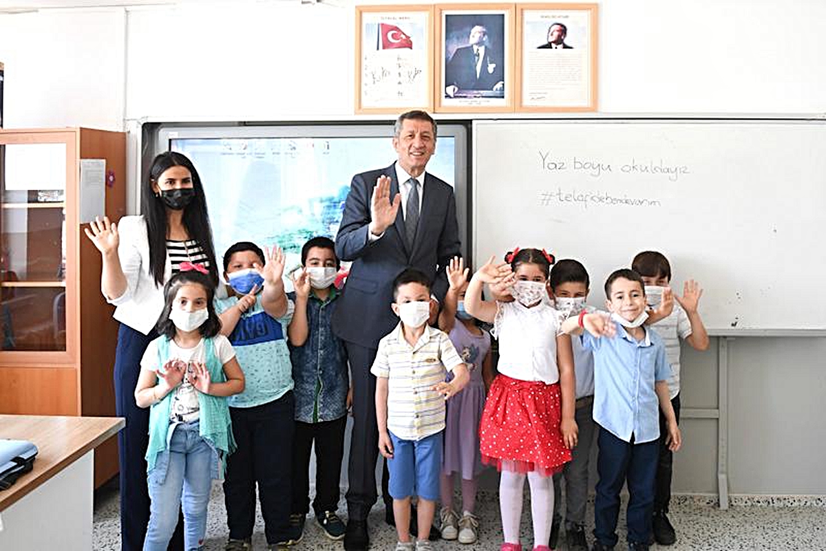Milli Eğitim Bakanı Selçuk, Köy Okulundaki Öğrencilerin Karne Sevincine Ortak Oldu - Vimarsana News