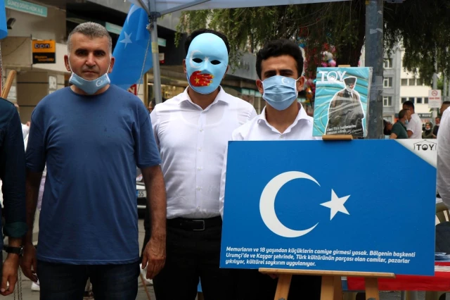 OMÜ'lü doktor adaylarından Uygur Türklerine destek standı