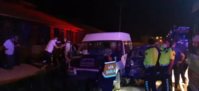 Son dakika: Otomobil ve minibüs çarpıştı: 2'si çocuk 6 yaralı