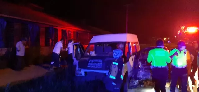 Son dakika: Otomobil ve minibüs çarpıştı: 2'si çocuk 6 yaralı