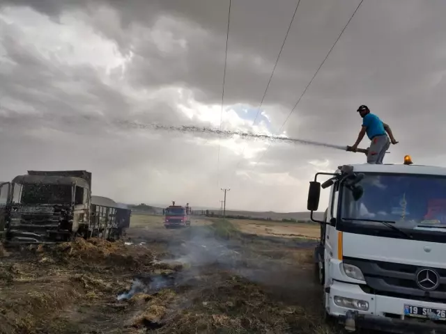 Saman balyası yüklü kamyon kül oldu