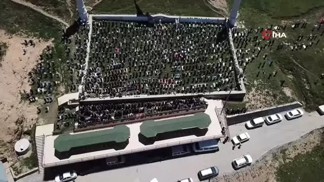Seccadesi çim, kubbesi mavi gökyüzü olan camide namaz kılmanın huzurunu yaşadılar
