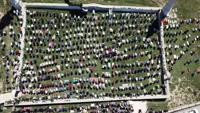 Seccadesi çim, kubbesi mavi gökyüzü olan camide namaz kılmanın huzurunu yaşadılar