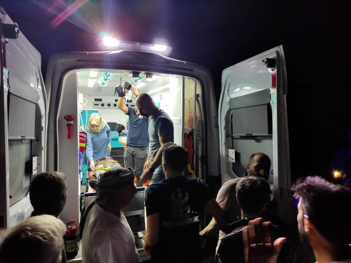 Şemdinli'de yılanın soktuğu çoban 2 saat sırtta taşınarak ambulansa yetiştirildi - Vimarsana News