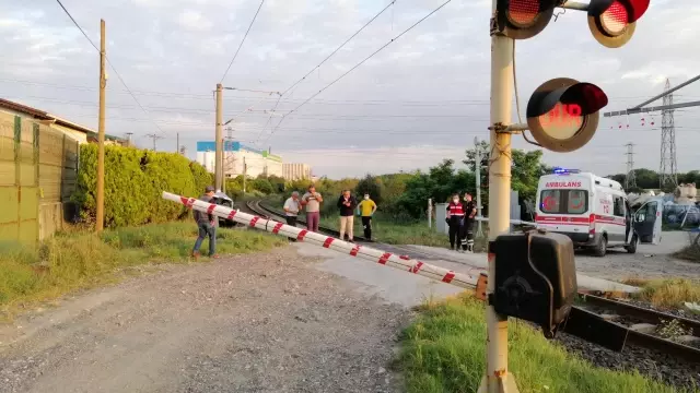 Son dakika haberleri: Hemzemin geçitte tren hafif ticari araca çarptı: 1 ölü