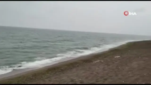 Yağmura aldırış etmeden denize girdiler