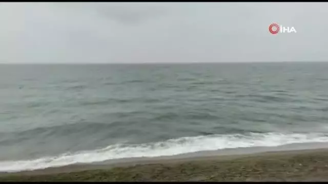 Yağmura aldırış etmeden denize girdiler