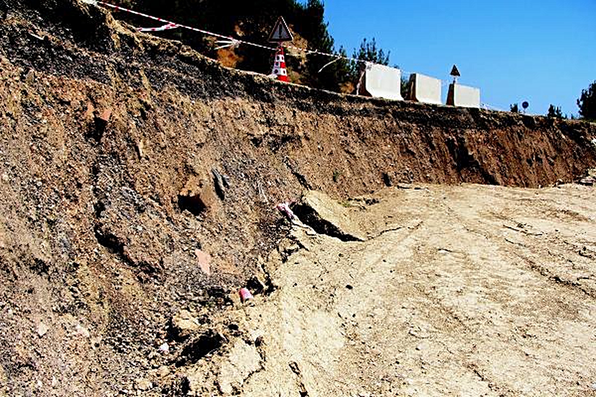 3 ay önce çöken yol için 'çalışma yok' tepkisi - Vimarsana News