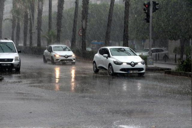 Adana'da 15 dakikalık sağanağın ardından bir vatandaş, su birikintisine atladı
