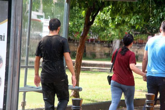 Adana'da 15 dakikalık sağanağın ardından bir vatandaş, su birikintisine atladı