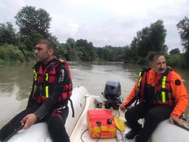 Arkadaşlarından iki kez helallik istedikten sonra nehirde kaybolan Emirhan için umutlu bekleyiş sürüyor