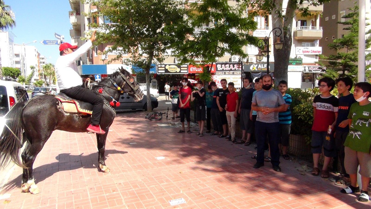 Atıyla tur atıp halka "aşı olun" çağrısı yaptı - Vimarsana News