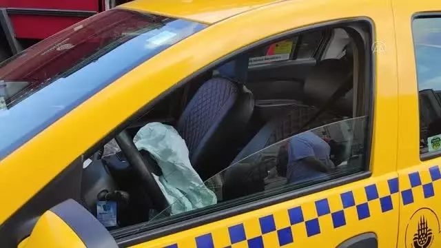 Başakşehir'de itfaiye aracıyla taksi çarpıştı: 2 yaralı