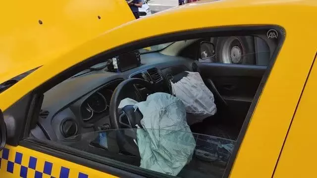 Başakşehir'de itfaiye aracıyla taksi çarpıştı: 2 yaralı