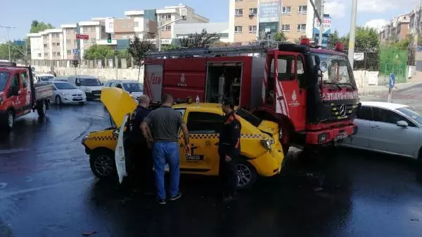BAŞAKŞEHİR'DE YANGINA GİDİLEN İTFAİYE ARACI TAKSİYE ÇARPTI İKİ YARALI