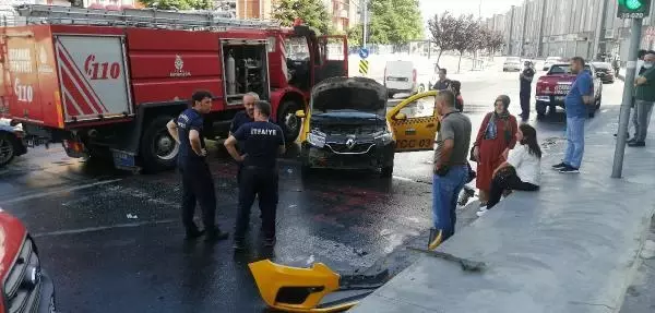 BAŞAKŞEHİR'DE YANGINA GİDİLEN İTFAİYE ARACI TAKSİYE ÇARPTI İKİ YARALI