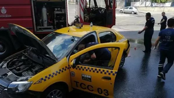 BAŞAKŞEHİR'DE YANGINA GİDİLEN İTFAİYE ARACI TAKSİYE ÇARPTI İKİ YARALI