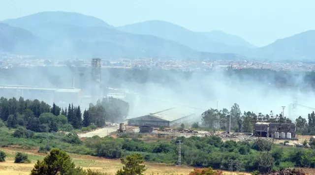Son dakika haber: Dalaman'da ormanlık alana sıçrayan yangının başladığı fabrikada soğutma çalışmaları devam ediyor