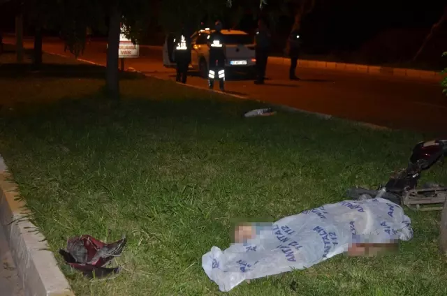 Düğün davetiyesi dağıtmaya çıkan arkadaşlar kazada öldü! Ölmeseydi 20 gün sonra evlenecekti Düğün davetiyesi dağıtmaya çıkan arkadaşlar kazada öldü! Ölmeseydi 20 gün sonra evlenecekti