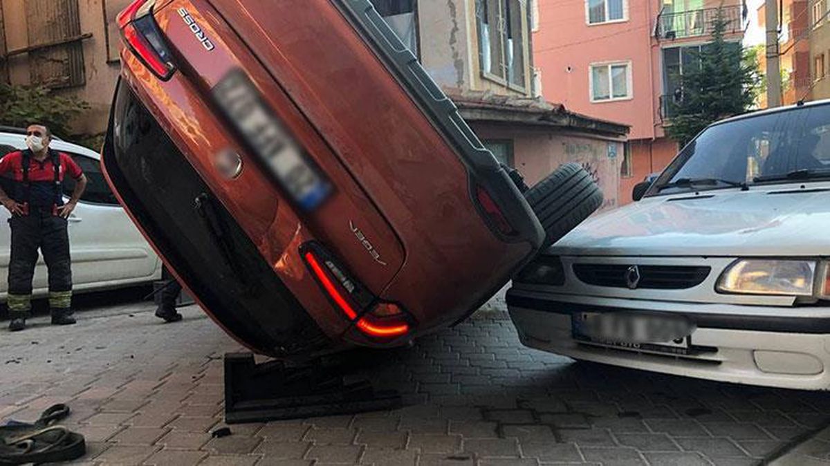 Film gibi olay! Uykusundan uyandığında aracının üzerinde başka bir otomobil gördü