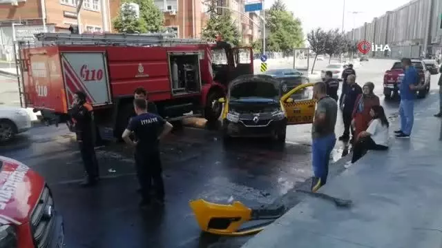 İhbara giden itfaiye aracı taksi ile çapıştı: 2 yaralı
