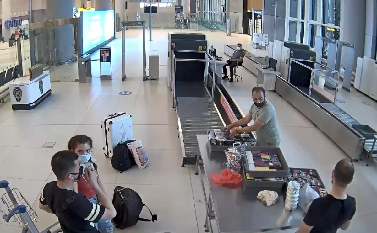 İstanbul Havalimanı'nda 120 bin lira değerinde alkol ve tütün mamulü ele geçirildi