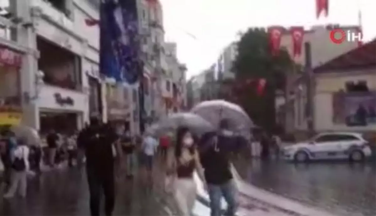 Kısıtlamasız ilk pazar günü Taksim'e gelen vatandaşlar yağmura yakalandı