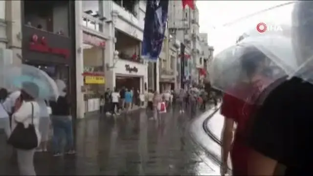 Kısıtlamasız ilk pazar günü Taksim'e gelen vatandaşlar yağmura yakalandı
