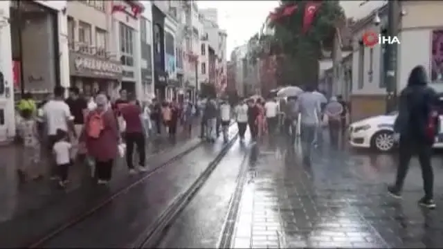 Kısıtlamasız ilk pazar günü Taksim'e gelen vatandaşlar yağmura yakalandı